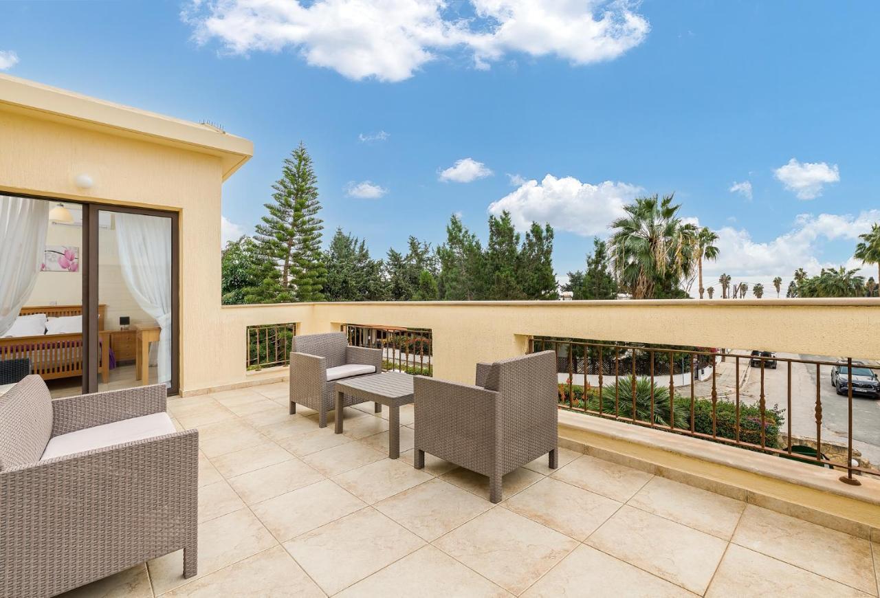 Villa Camelot By Ezoria Villas Коръл бей Екстериор снимка